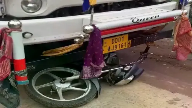 ट्रक की टक्कर से बाइक सवार दो युवकों की मौत, अस्पताल पहुंचने से पहले टूटी सांस