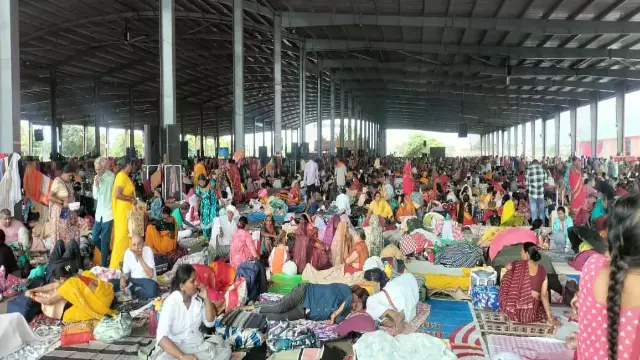 कथा के एक दिन पहले पंडाल हाउसफुल, लाखों श्रद्धालुओं का उमड़ा सैलाब