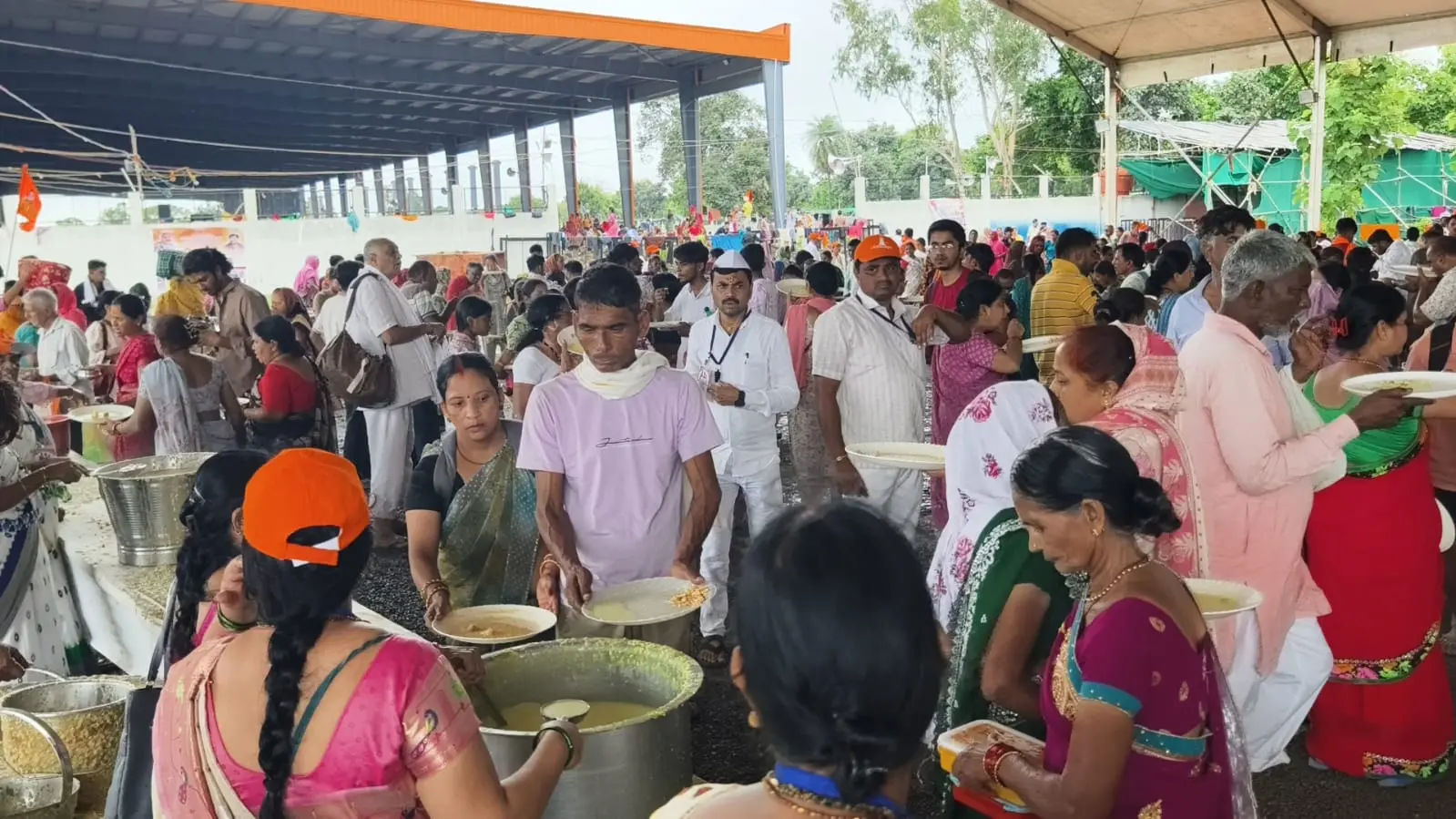 कुबेरेश्वरधाम में आस्था का महासागर...दूसरे दिन 2 लाख श्रद्धालु पहुंचे, 200 क्विंटल फलहारी खिचड़ी वितरित