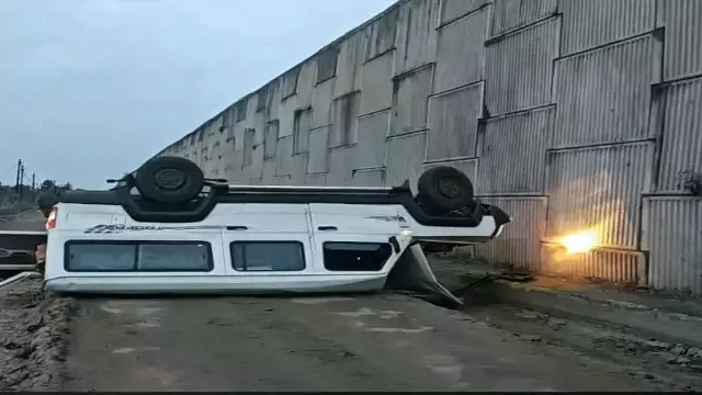 रेलिंग तोड़कर 40 फीट नीचे गिरी तूफान गाड़ी, भोपाल का ड्राइवर लड़ रहा जिंदगी की जंग