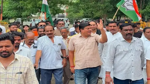 अघोषित बिजली कटौती, गांधी पार्क और पेंशन पर कांग्रेस का हल्ला बोल, कलेक्ट्रेट में सौंपा ज्ञापन