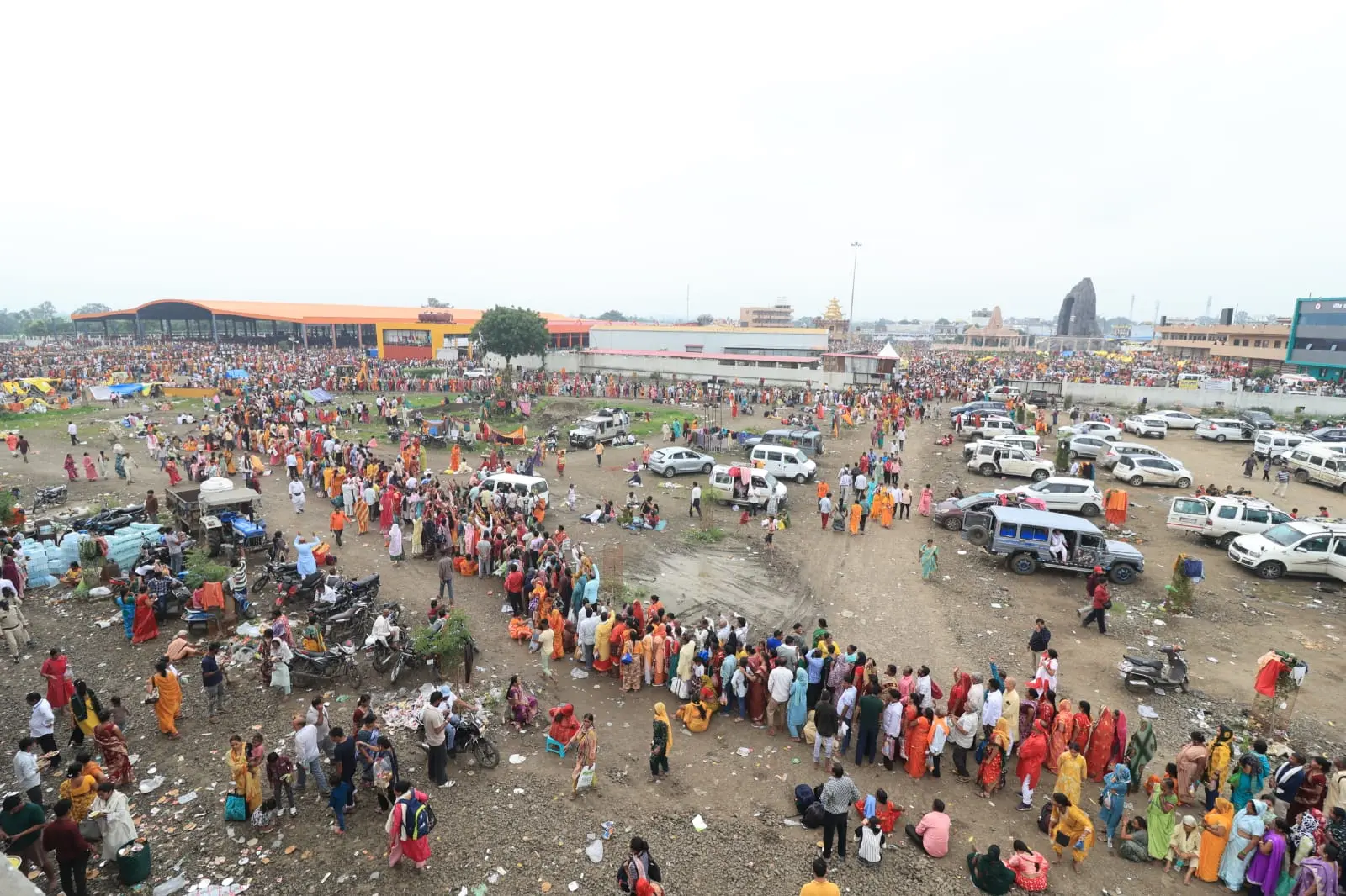 गुरु पूर्णिमा पर लंबी कतारों के बीच कुबेरेश्वरधाम बना भक्ति का महाकुंभ, गूंजे हर-हर महादेव के नारे