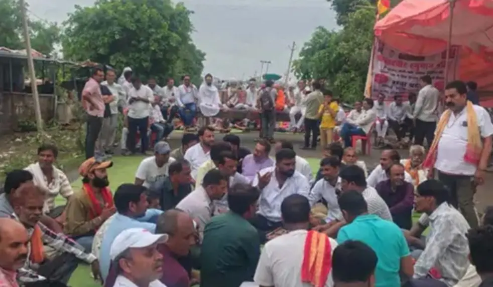 दिगबाड़ हनुमान मंदिर हटाने की आशंका पर फूटा जनआक्रोश, सीहोर-रायसेन सीमा पर दो घंटे तक रहा चक्काजाम