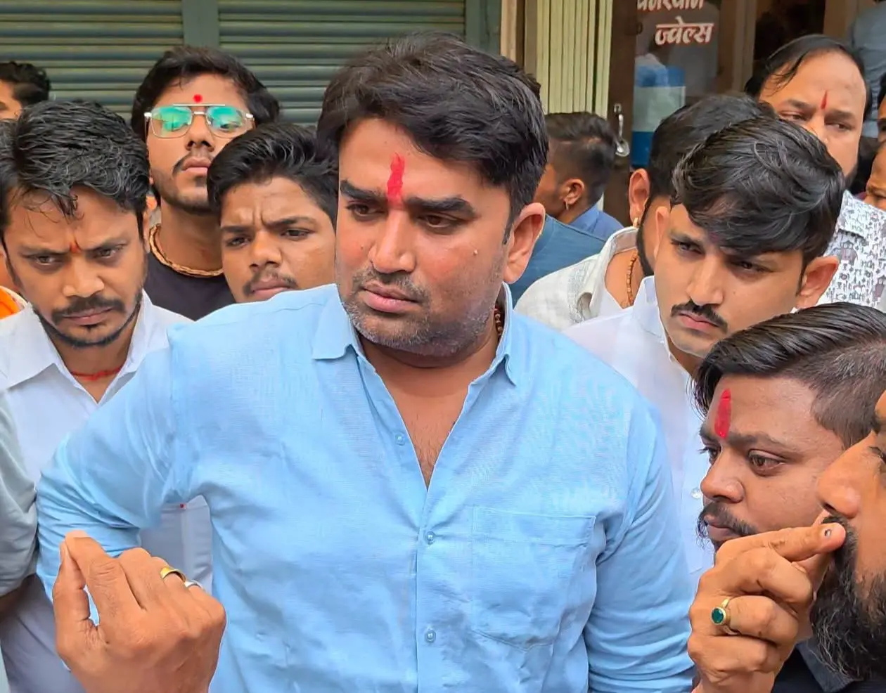 मेन रोड पर हाथठेलों को लेकर व्यापारियों का फूटा गुस्सा; जाम लगाकर किया प्रदर्शन, मारपीट के बाद बढ़ा विवाद