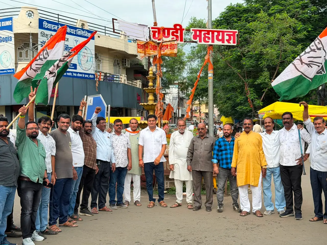 दतिया उपचुनाव में कांग्रेस की जीत पर जश्न; ढोल-नगाड़े बजे-आतिशबाजी की, कार्यकर्ताओं ने बांटी मिठाई