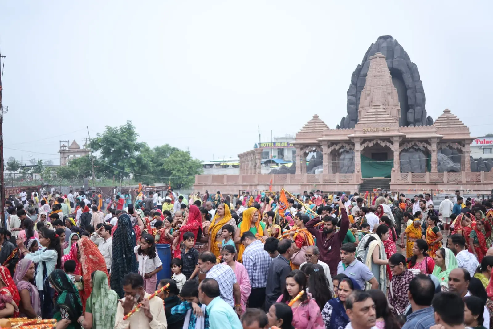 बारिश में भी नहीं डिगे कदम-भोपाल से 45 किमी पैदल चलकर धाम पहुंचे कांवड़िए, 25 अगस्त को पं. प्रदीप मिश्रा भी चलेंगे