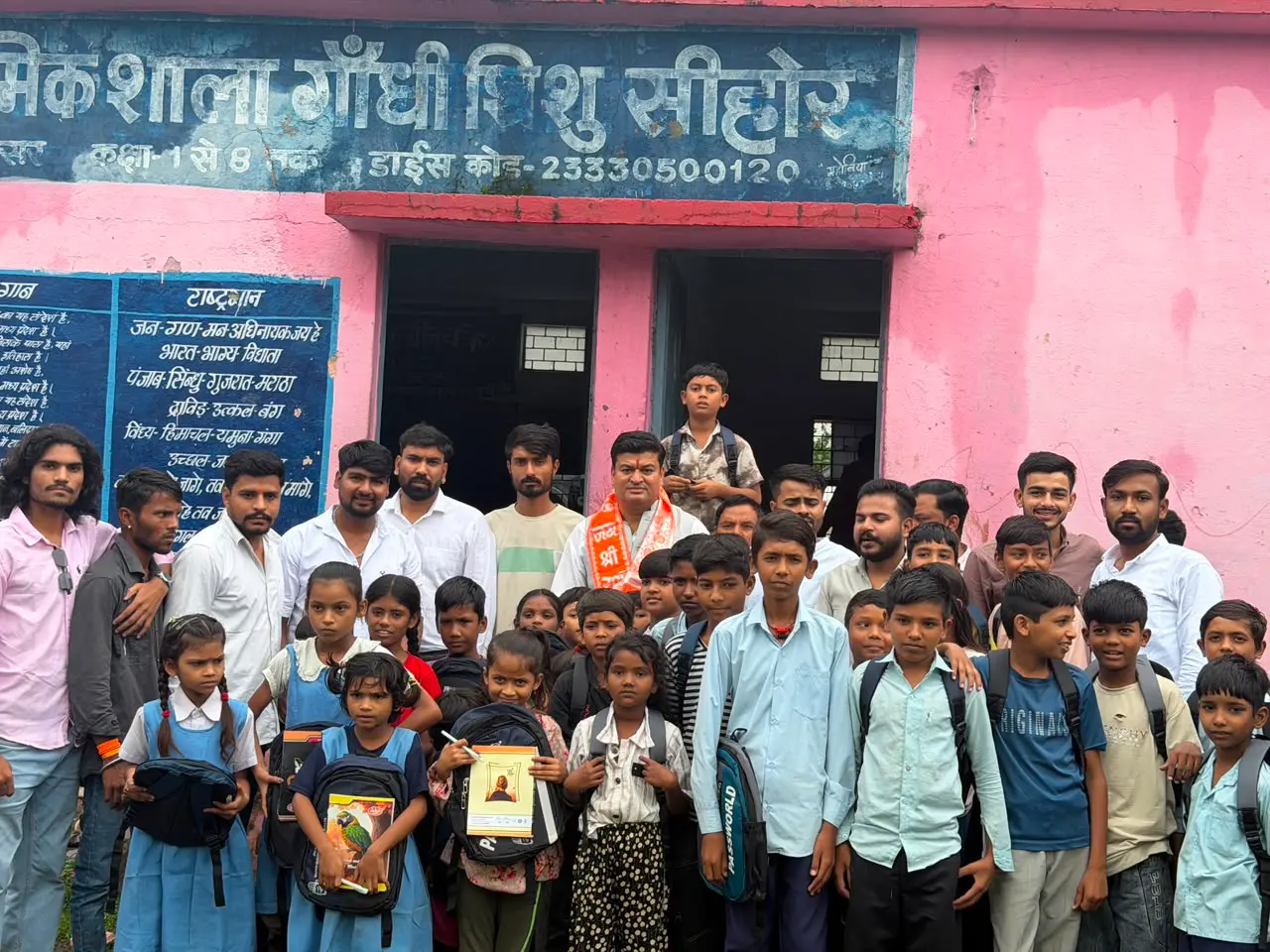 सीहोर में जन्मदिन पर नई मिसाल, 36 से अधिक बस्तियों में जरूरतमंद बच्चों को बांटी किताबें और शिक्षण सामग्री