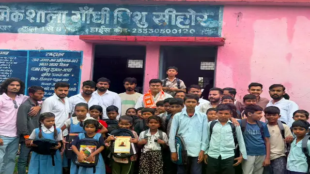 सीहोर में जन्मदिन पर नई मिसाल, 36 से अधिक बस्तियों में जरूरतमंद बच्चों को बांटी किताबें और शिक्षण सामग्री