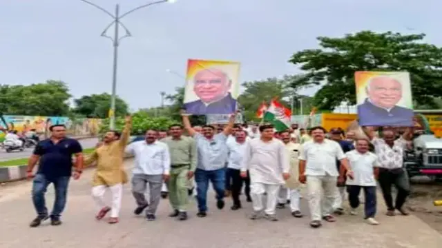 खरगे के अपमान पर सीहोर कांग्रेस का पैदल मार्च, अंबेडकर प्रतिमा के समक्ष प्रदर्शन
