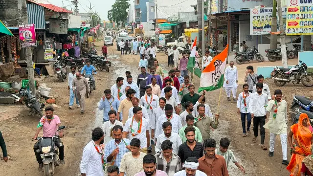 बाढ़ पीड़ितों के हक में कांग्रेस ने की पदयात्रा; महिलाओं ने भी संभाला मोर्चा, तत्काल आर्थिक सहायता-राशन और जरूरी सुविधाओं की मांग