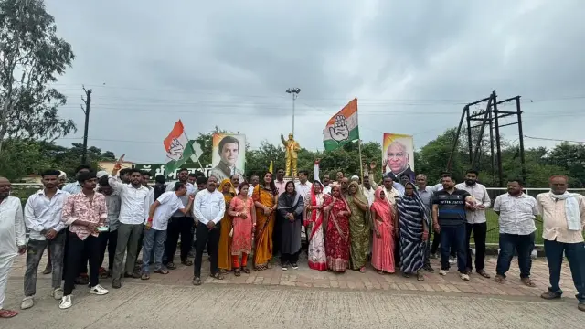 राहुल गांधी पर एफआईआर के खिलाफ सीहोर में कांग्रेस का शक्ति प्रदर्शन, तिरंगा लेकर सड़कों पर उतरे कार्यकर्ता