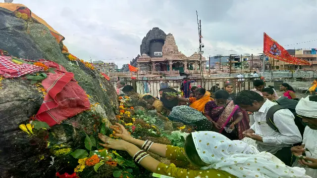 हरतालिका तीज पर कुबेरेश्वरधाम में उमड़ा आस्था का सैलाब, दो क्विंटल फूलों से सजा भव्य फूलेरा