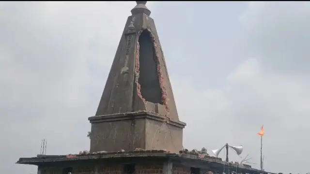 सीहोर: हनुमान मंदिर के शिखर पर गिरी आसमानी बिजली, बजरंगबली की कृपा से दर्जनों भक्त बाल-बाल बचे