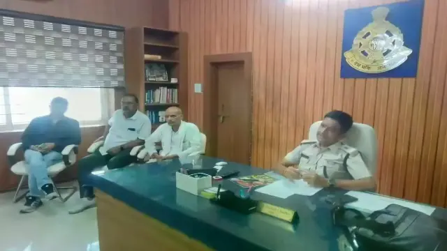 सीहोर: औलादें जमीन के लिए भिड़ीं तो 75 साल का पिता पहुंचा पुलिस पंचायत, पैर छूकर बेटों ने मांगी माफी