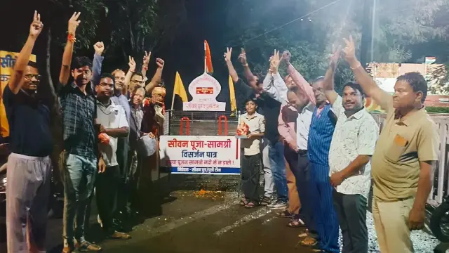 सीहोर: सीवन नदी को साफ रखने की पहल, विसर्जन कुंड पर रखा पूजा सामग्री पात्र; नदी में जाने से रुकेगा कचरा