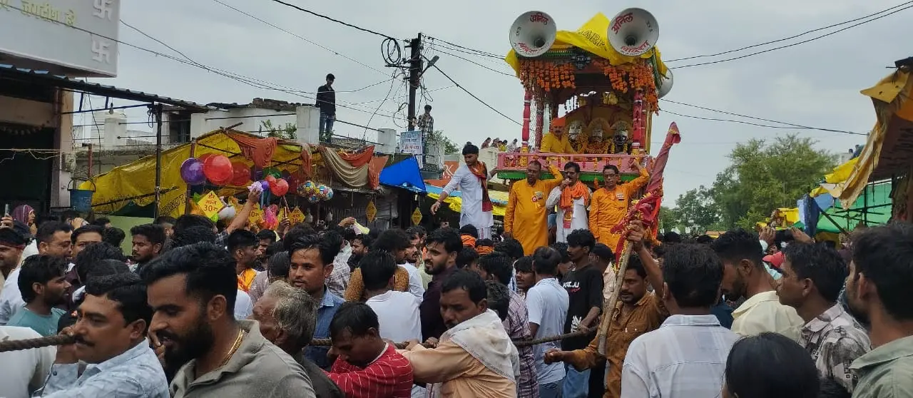 मानोरा में 22 फीट लकड़ी के बने दो मंजिल रथ से निकले भगवान जगन्नाथ