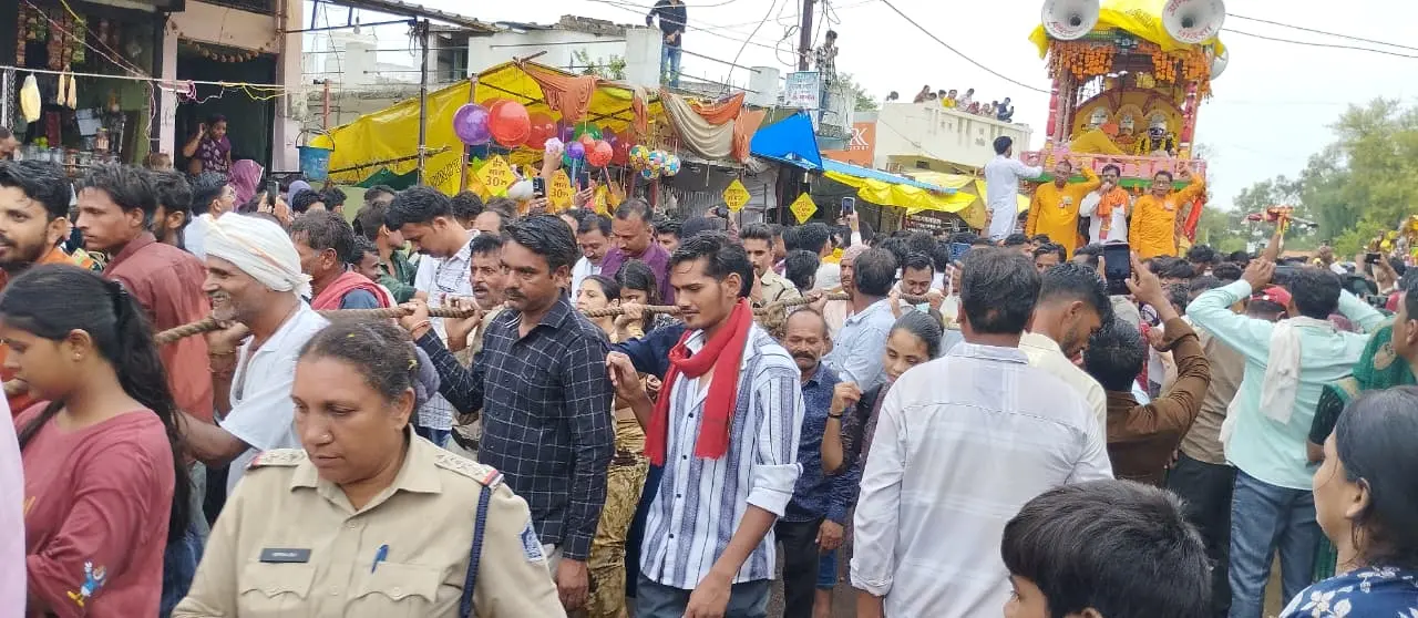 मानोरा में 22 फीट लकड़ी के बने दो मंजिल रथ से निकले भगवान जगन्नाथ