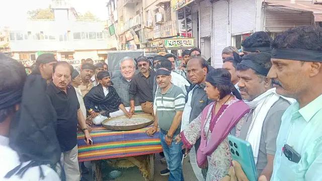 विदिशा में कांग्रेस ने मनाया काला दिवस, राहुल गांधी की गिरफ्तारी के विरोध में निकाला प्रदर्शन