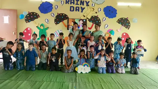 बेरसोवा इंटरनेशनल स्कूल में मनाया गया ‘रैनी डे’, नन्हे-मुन्ने बच्चों की रंगारंग प्रस्तुतियों ने जीता सभी का दिल