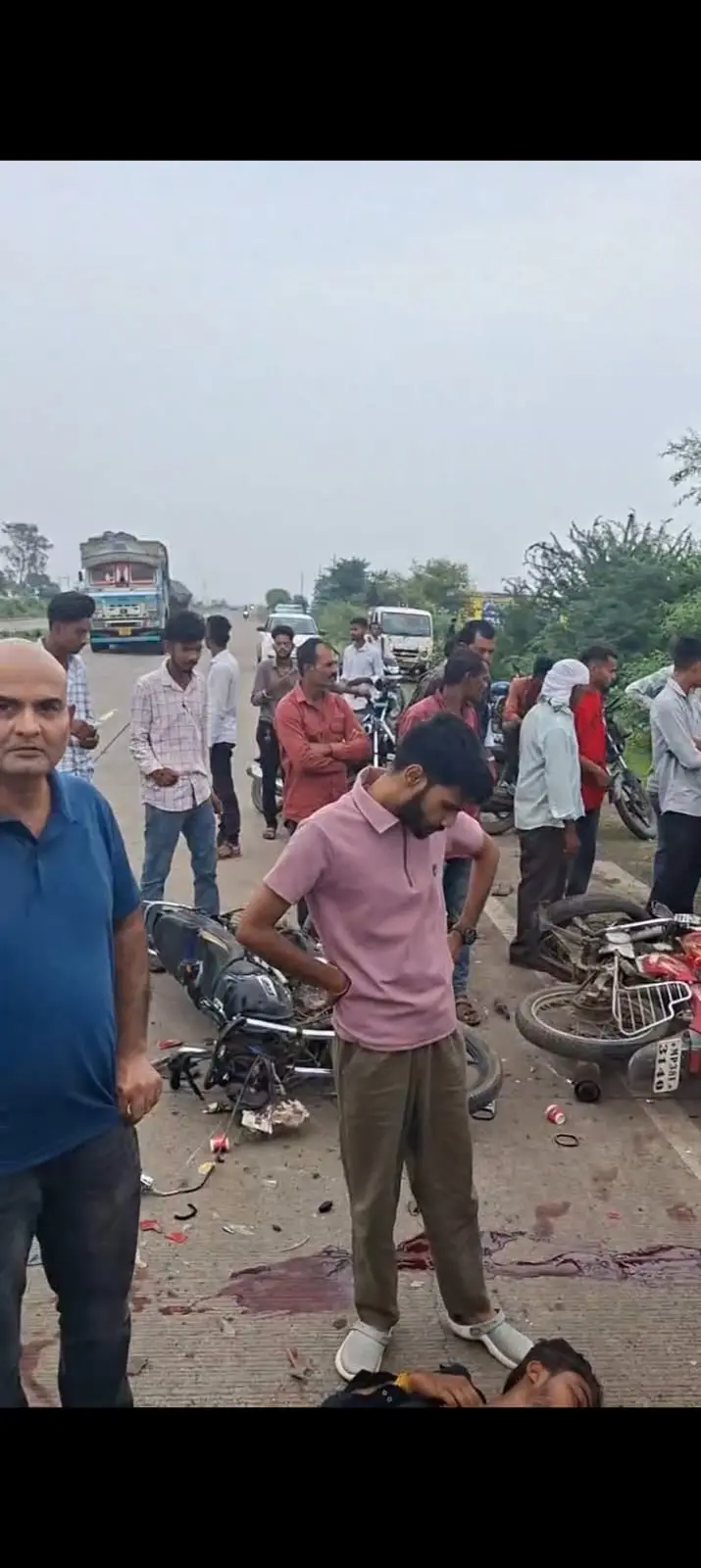 छुट्टी पर जा रहे चार डॉक्टरों ने दिखाई मानवता, सड़क पर तड़प रहे युवक को सीपीआर देकर बचाई जान