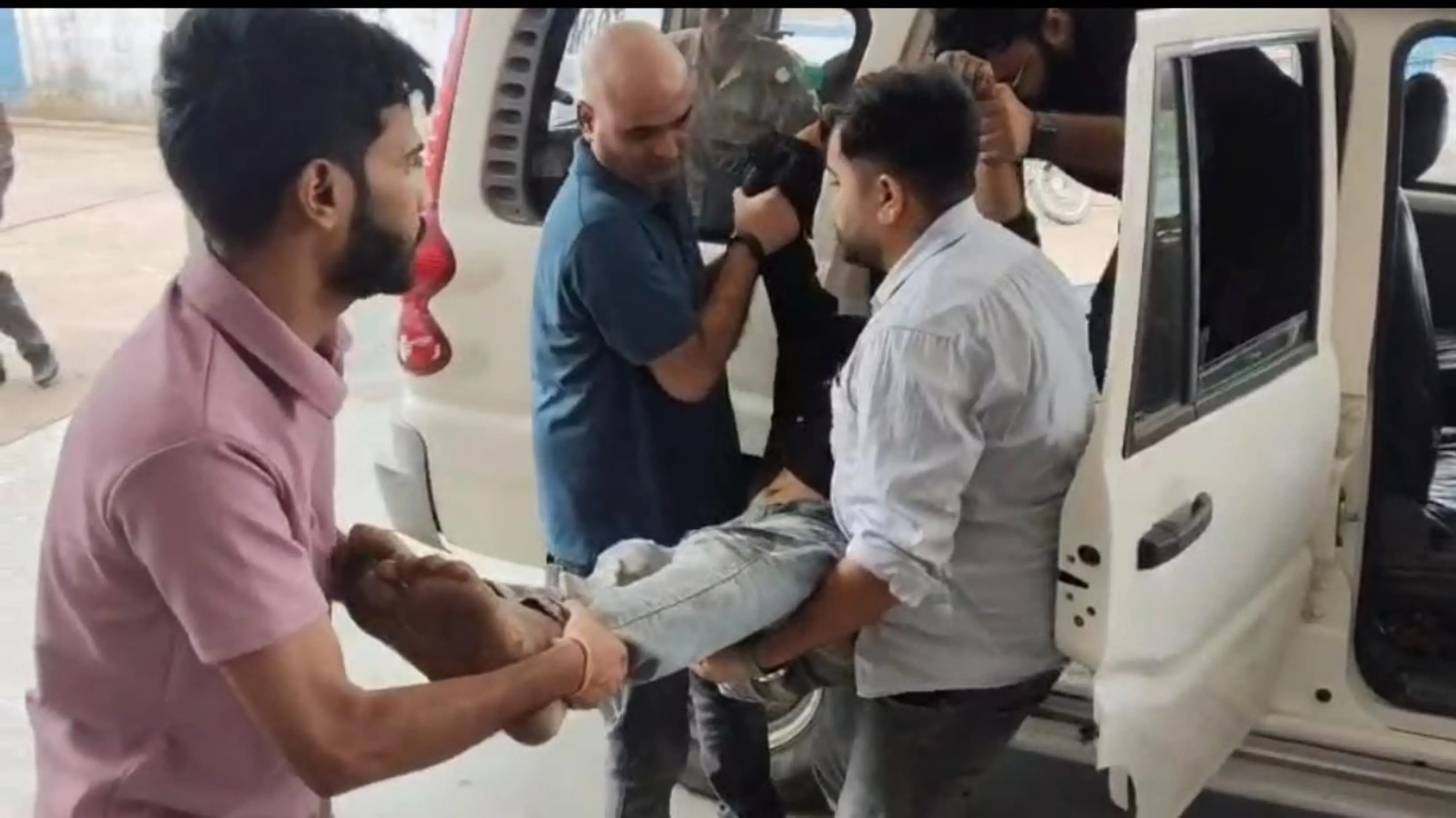 छुट्टी पर जा रहे चार डॉक्टरों ने दिखाई मानवता, सड़क पर तड़प रहे युवक को सीपीआर देकर बचाई जान