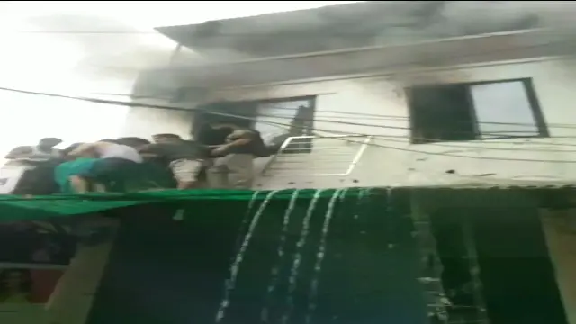 जनरल स्टोर और गोदाम में भीषण आग, शॉर्ट सर्किट से हुआ हादसा