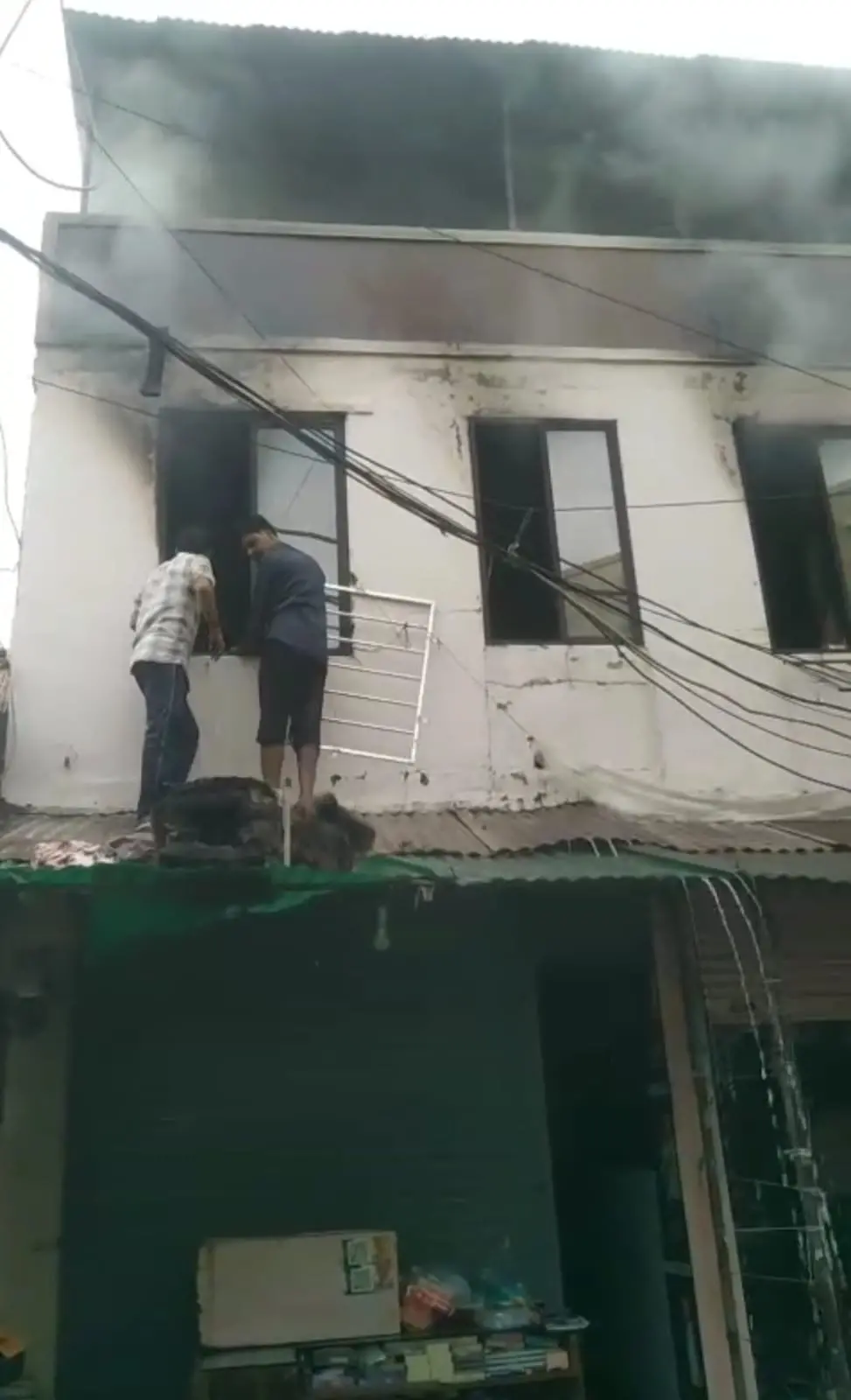 जनरल स्टोर और गोदाम में भीषण आग, शॉर्ट सर्किट से हुआ हादसा