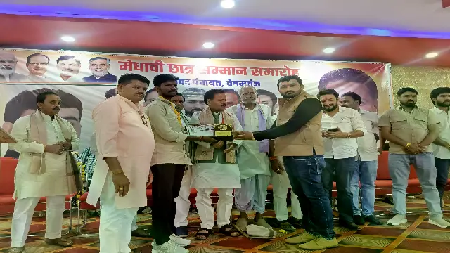 मेधावी छात्र-छात्राओं का सम्मान, पूर्व मंत्री रामपाल सिंह बोले- शिक्षा ही सफलता की सबसे बड़ी पूंजी