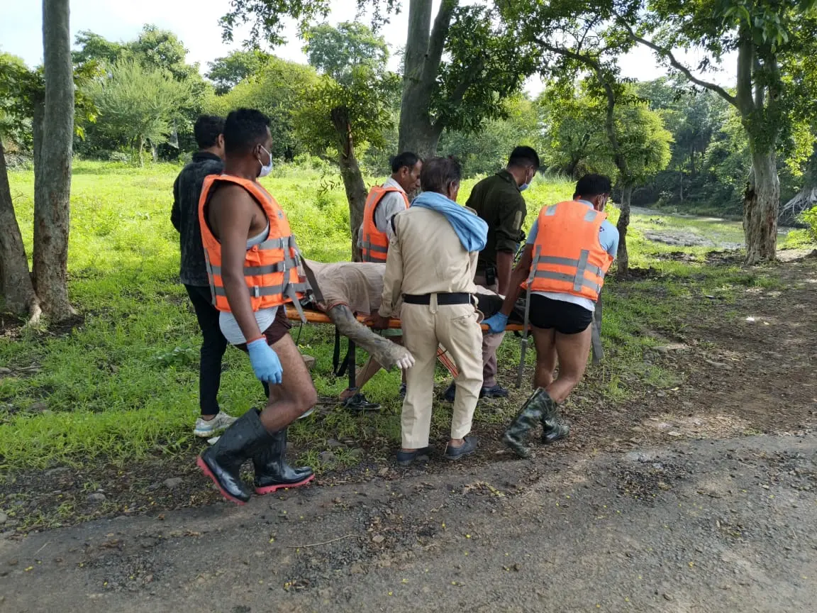 तीन दिन बाद मिला उफनती नदी में बहे युवक का शव, सात किमी दूर से मिट्टी में दबा था