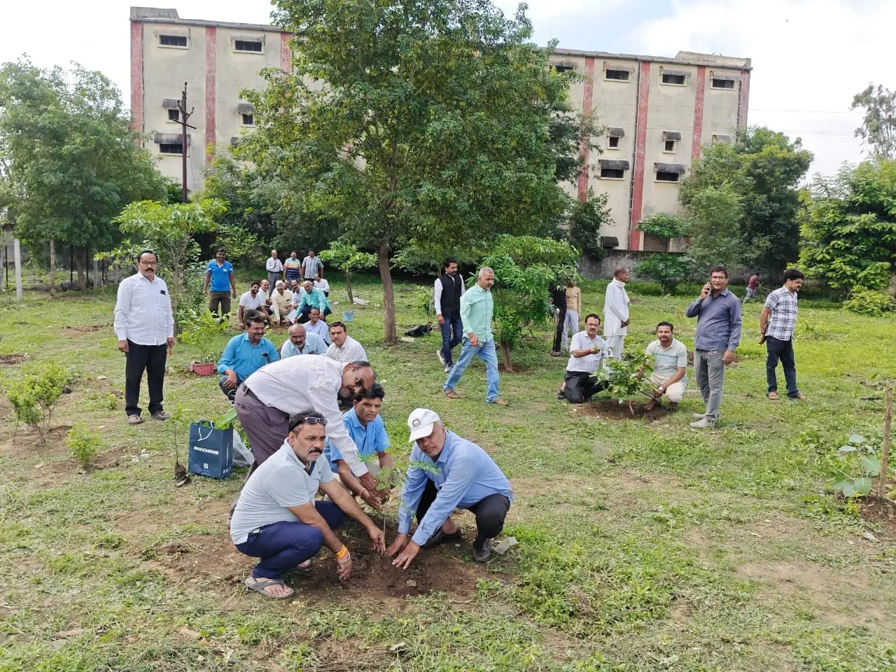 मुक्तिधाम में पौधारोपण, सियावास मानव सेवा समिति ने लिया 500 पौधे लगाने का संकल्प