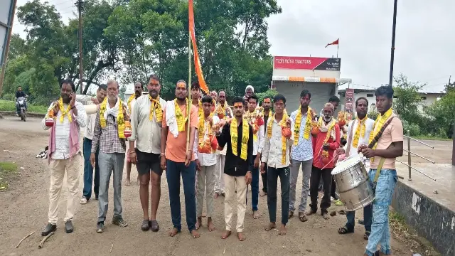 120 किमी पैदल कांवड़ यात्रा पूरी कर मानपुर टेकरी पहुंचे श्रद्धालु, नर्मदा जल से किया भगवान शिव का अभिषेक