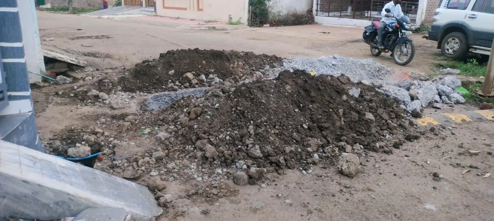 मुख्य सड़क पर खुले गहरे गड्ढों से हादसे का खतरा