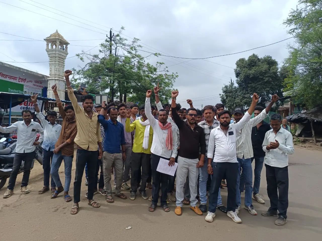 अवैध शराब बिक्री के खिलाफ बजरंग दल-करणी सेना का विरोध, तहसील पहुंचकर सौंपा ज्ञापन