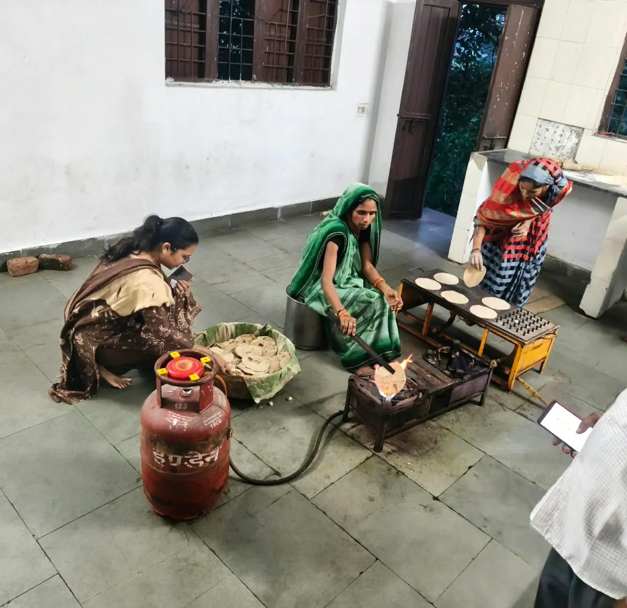 बेगमगंज में छात्रावास का एसडीएम ने किया निरीक्षण, छात्रों के साथ बैठकर किया भोजन
