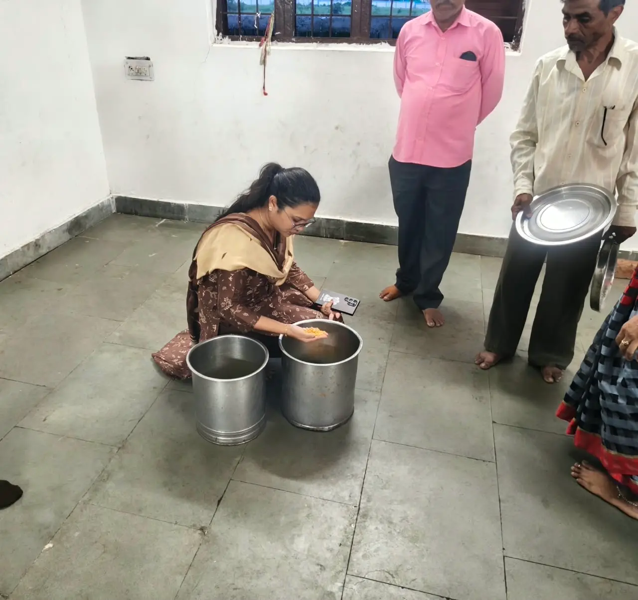 बेगमगंज में छात्रावास का एसडीएम ने किया निरीक्षण, छात्रों के साथ बैठकर किया भोजन