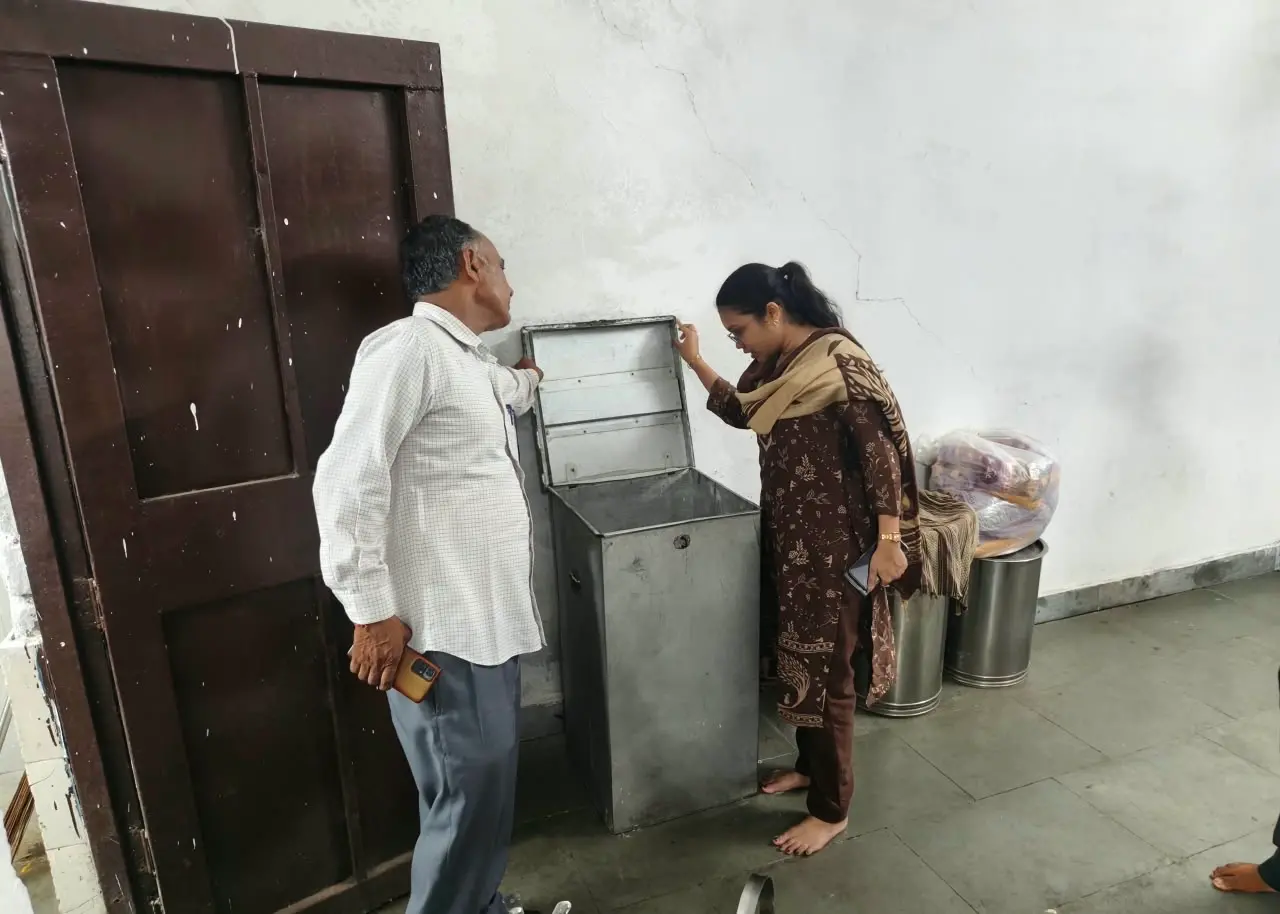 बेगमगंज में छात्रावास का एसडीएम ने किया निरीक्षण, छात्रों के साथ बैठकर किया भोजन