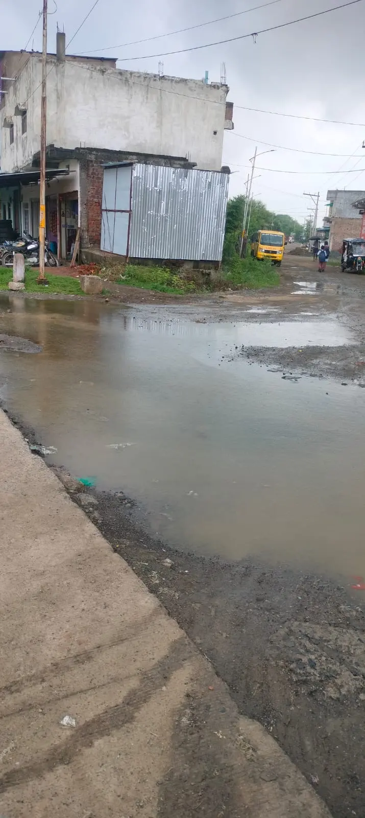 बेगमगंज में अधूरी सड़क बनी लोगों की परेशानी, हर दिन हादसे का खतरा