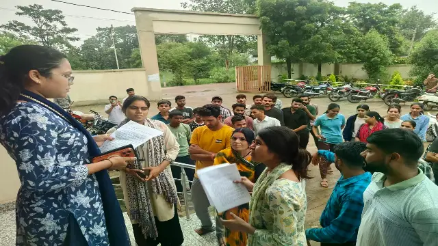 बेगमगंज में बस किराए के खिलाफ छात्रों का प्रदर्शन, बोले- पढ़ाई पर पड़ रहा असर