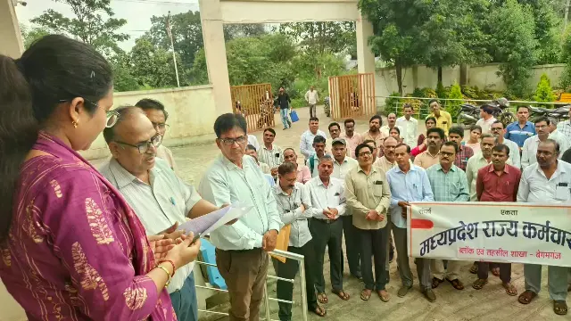 बेगमगंज में कर्मचारियों का विभिन्न मांगों को लेकर प्रदर्शन, प्रधानमंत्री और मुख्यमंत्री के नाम सौंपे ज्ञापन