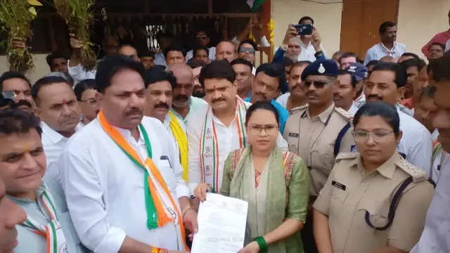 बेगमगंज में किसानों के मुद्दे पर कांग्रेस की बड़ी ट्रैक्टर रैली, हजारों कार्यकर्ताओं ने सरकार के खिलाफ किया प्रदर्शन