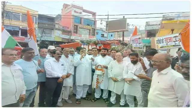 महंगाई के विरोध में रायसेन और सांची में कांग्रेस का प्रदर्शन, खाली सिलेंडर-शक्कर की थैली लेकर निकली रैली