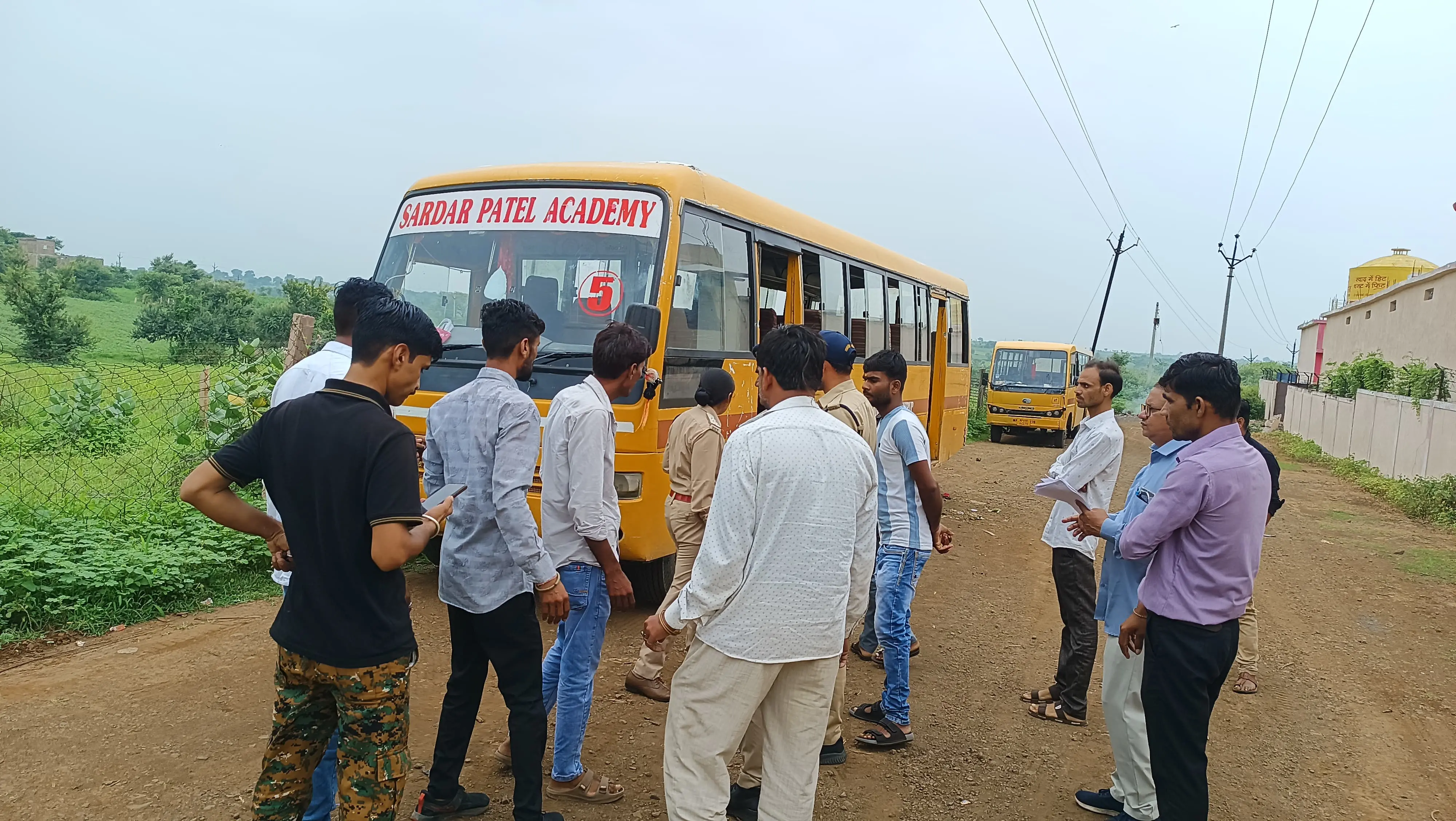 खिलचीपुर में परिवहन विभाग की वाहन जांच कार्रवाई, बिना परमिट संचालित 5 बसें जब्त