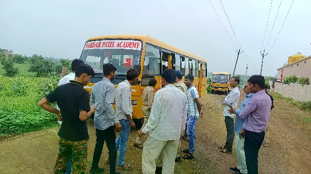 खिलचीपुर में परिवहन विभाग की वाहन जांच कार्रवाई, बिना परमिट संचालित 5 बसें जब्त