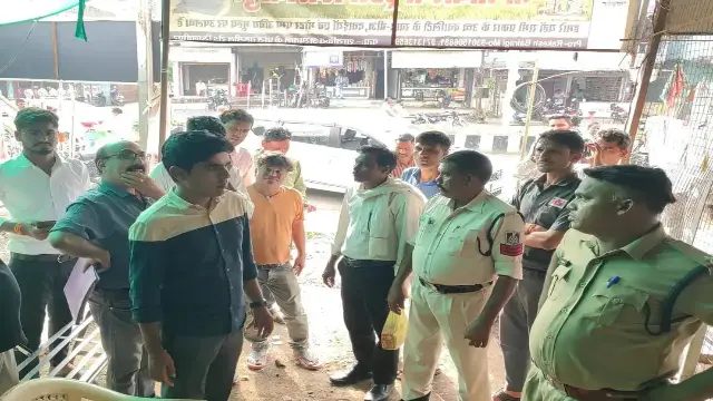 खिलचीपुर अस्पताल की 3 दुकानें सील, 1.95 लाख रुपए किराया था बकाया; कार्रवाई शुरू होते ही कुछ दुकानदारों ने जमा की राशि