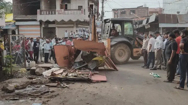 एसडीएम और पार्षद में हुई बहस  