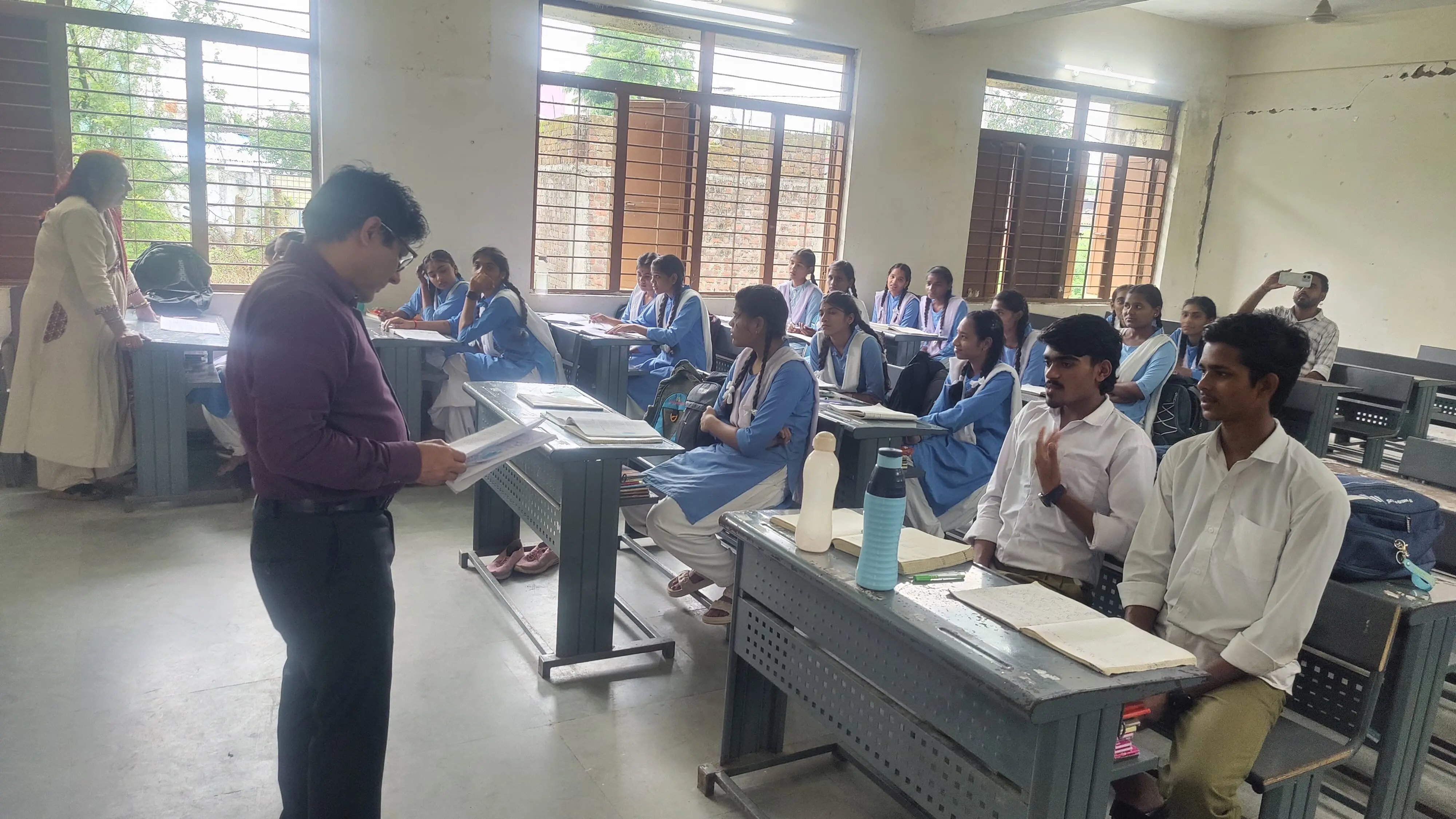 लोक शिक्षण आयुक्त अभिषेक सिंह का डोलरिया स्कूल में औचक निरीक्षण, 100% बोर्ड रिजल्ट का दिया लक्ष्य