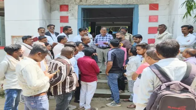 सिवनी मालवा में सड़क के गड्ढों को लेकर नगर कांग्रेस का प्रदर्शन, ठेकेदार पर FIR और घायलों को मुआवजे की मांग