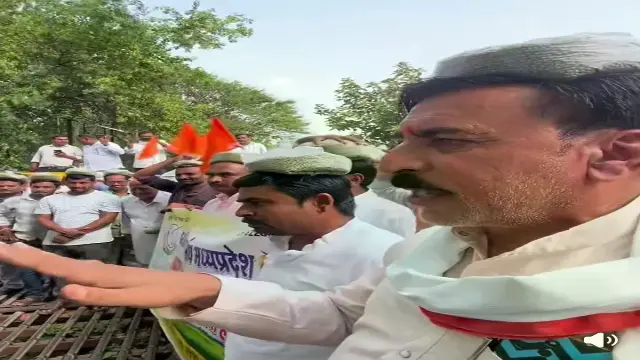 सिर पर मूंग रख कलेक्ट्रेट पहुंचे; अब जल सत्याग्रह और हाईवे जाम की तैयारी