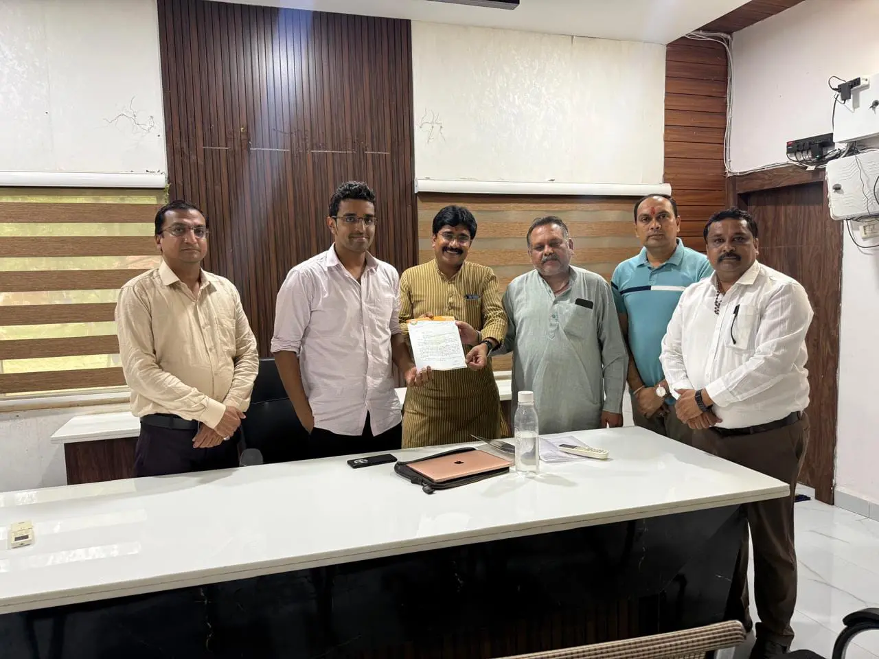 नगर पालिका अध्यक्ष से अभद्रता का मामला, बीजेपी कार्यकर्ताओं ने कलेक्टर को सौंपा ज्ञापन