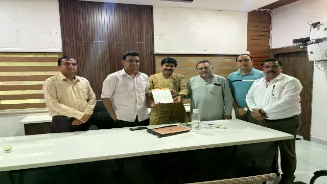 नगर पालिका अध्यक्ष से अभद्रता का मामला, बीजेपी कार्यकर्ताओं ने कलेक्टर को सौंपा ज्ञापन